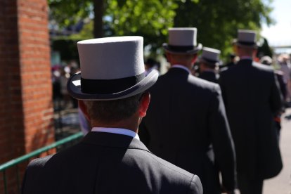 La celebración británica brilla por la extravagancia de los sombreros que llevan los asistentes.