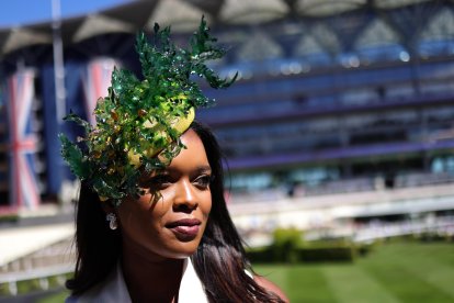 La celebración británica brilla por la extravagancia de los sombreros que llevan los asistentes.