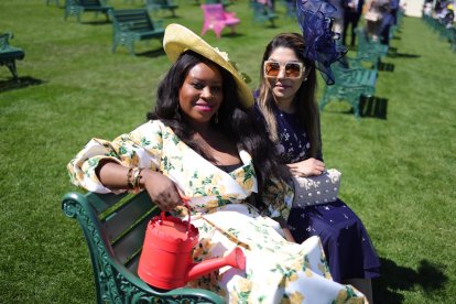 La celebración británica brilla por la extravagancia de los sombreros que llevan los asistentes.