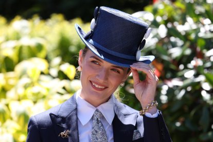 La celebración británica brilla por la extravagancia de los sombreros que llevan los asistentes.