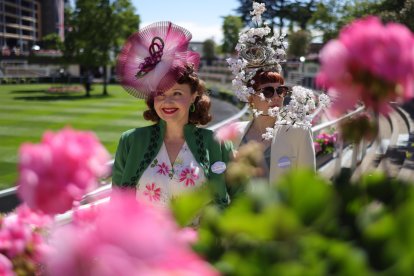 La celebración británica brilla por la extravagancia de los sombreros que llevan los asistentes.