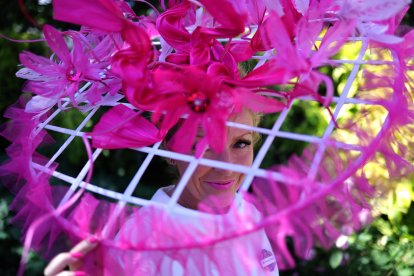 La celebración británica brilla por la extravagancia de los sombreros que llevan los asistentes.