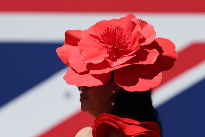 La celebración británica brilla por la extravagancia de los sombreros que llevan los asistentes.