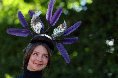 La celebración británica brilla por la extravagancia de los sombreros que llevan los asistentes.