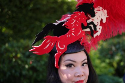 La celebración británica brilla por la extravagancia de los sombreros que llevan los asistentes.