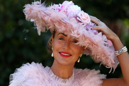 La celebración británica brilla por la extravagancia de los sombreros que llevan los asistentes.