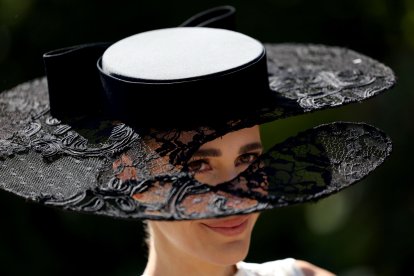 La celebración británica brilla por la extravagancia de los sombreros que llevan los asistentes.