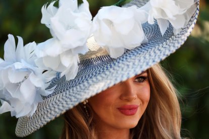 La celebración británica brilla por la extravagancia de los sombreros que llevan los asistentes.