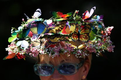 La celebración británica brilla por la extravagancia de los sombreros que llevan los asistentes.