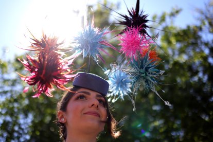 La celebración británica brilla por la extravagancia de los sombreros que llevan los asistentes.