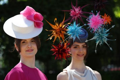 La celebración británica brilla por la extravagancia de los sombreros que llevan los asistentes.