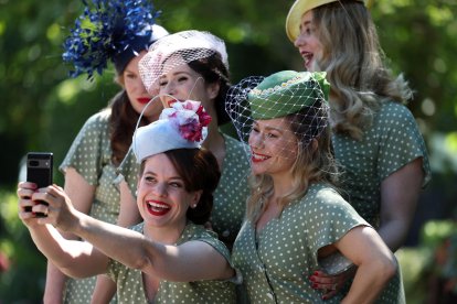 La celebración británica brilla por la extravagancia de los sombreros que llevan los asistentes.