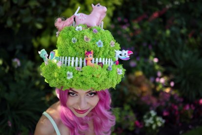 La celebración británica brilla por la extravagancia de los sombreros que llevan los asistentes.