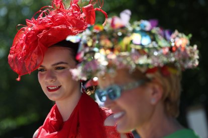 La celebración británica brilla por la extravagancia de los sombreros que llevan los asistentes.