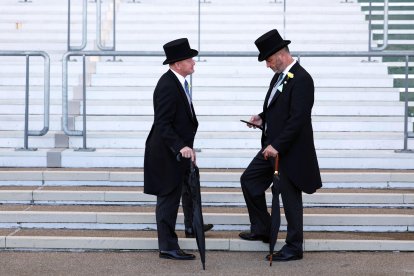 La celebración británica brilla por la extravagancia de los sombreros que llevan los asistentes.