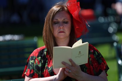La celebración británica brilla por la extravagancia de los sombreros que llevan los asistentes.