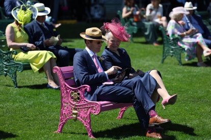 La celebración británica brilla por la extravagancia de los sombreros que llevan los asistentes.
