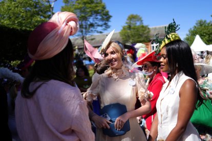 La celebración británica brilla por la extravagancia de los sombreros que llevan los asistentes.