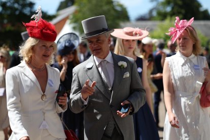 La celebración británica brilla por la extravagancia de los sombreros que llevan los asistentes.