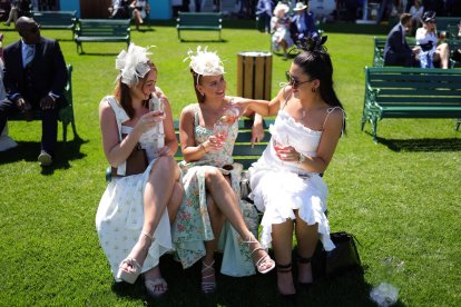 La celebración británica brilla por la extravagancia de los sombreros que llevan los asistentes.
