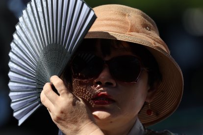 La celebración británica brilla por la extravagancia de los sombreros que llevan los asistentes.