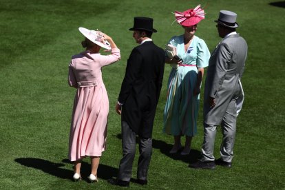 La celebración británica brilla por la extravagancia de los sombreros que llevan los asistentes.