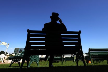 La celebración británica brilla por la extravagancia de los sombreros que llevan los asistentes.