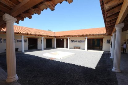 Patio de la Domus Procuratoris, en Carucedo.