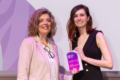 Alicia Gómez (d) con Victoria Moreno, directora de la Mujer que le entregó el premio.