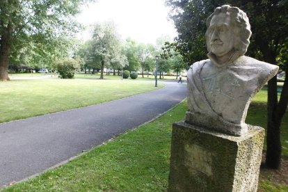 Estatua de Quevedo en León en el parque del mismo nombre. RAMIRO