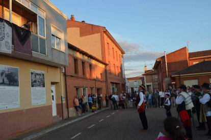 Un grupo de mozos y mozas se enfrentan en una discusión. MEDINA