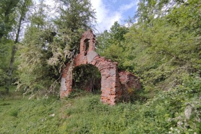 Ruinas de la ermita antes de las obras.