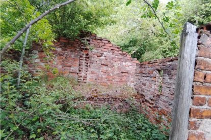 Ruinas de la ermita antes de las obras.