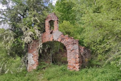Ruinas de la ermita antes de las obras.