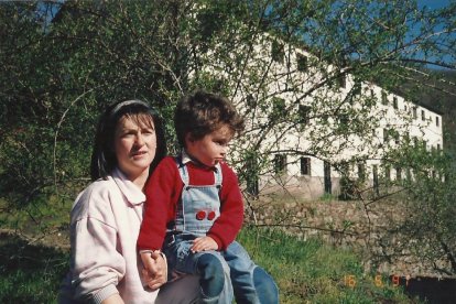 Feli, esposa de Antonio Mateos, y su hijo Diego en el poblado de San Pedro antes de su destrucción. Era el año 1991.