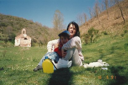 Feli, esposa de Antonio Mateos, y su hijo Diego en 1991 frente a las ruinas de la ermita.