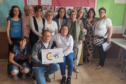Parte del grupo con las profesoras Ana Campos y Rosa Bautista, y la coordinadora del Ciami, Carmen Fernández Llamazares.