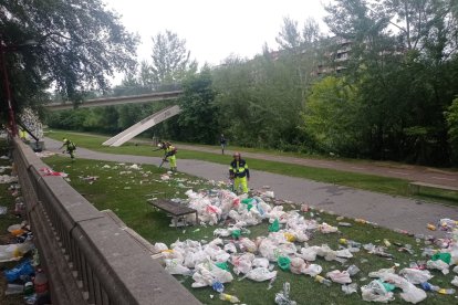 Operarios de la limpieza municipal recogen los restos de la noche de San Juan.