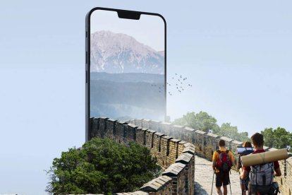 Composición representativa de viajes y teléfonos móviles. freepik