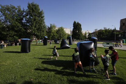  Los niños disfrutaron con el nerf.