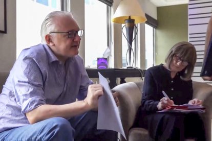 Captura de vídeo que muestra al fundador de Wikileaks, Julian Assange, momentos antes de subir a un avión en el aeropuerto londinense de Stansted.. EFE/ Wikileaks - 