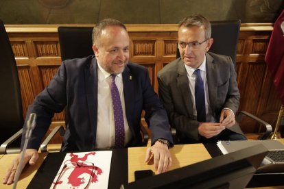 Pleno extraordinario de la Diputación de León. F. Otero Perandones.