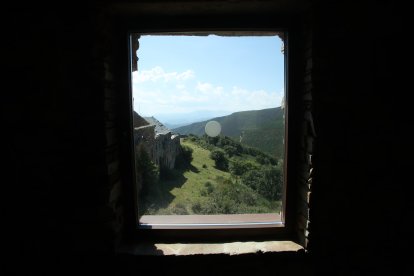 Vista del poblado. El proyecto ha procurado que las ventanas pasen inadvertidas, como si no hubiera, para respetar la idea de la ruina