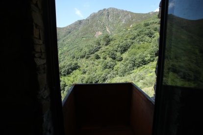 Vista de La Peña del Seo desde el balcón del centro de visitantes.