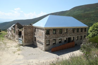 El tejado de alumnio Stacbond Mirror ha sido fabricado por la cercana factoría de Stac.