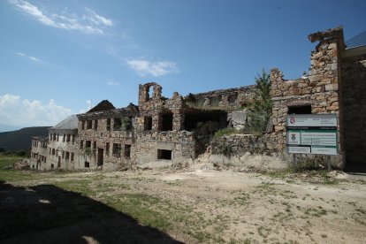 El poblado de la Piela, a los pies de la Peña del Seo.