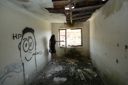 La arquitecta Itziar Quirós, en la vivienda pendiente de rehabilitar del que fue vigilante del poblado de La Piela, Jovino García