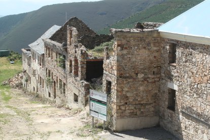 El poblado de La Piela. La intervención también  ha limpiado las ruinas para frenar su deterioro