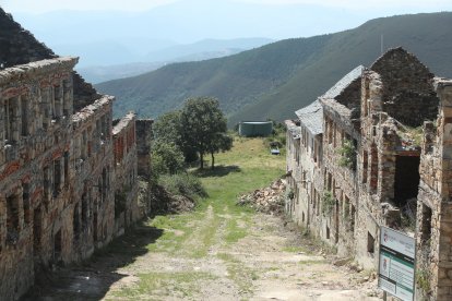 El poblado de La Piela. La intervención también  ha limpiado las ruinas para frenar su deterioro