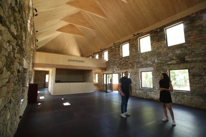 La arquitecta Itziar Quirós, y el alcalde de Corullón, Luis Alberto Arias, en el interior del centro de visitantes
